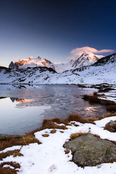 Monte rosa een piek van de berg lykamm bij zonsondergang van riffelsee — Stockfoto