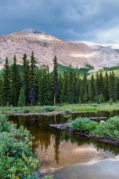 Horská krajina s jezírkem v národním parku banff — Stock fotografie