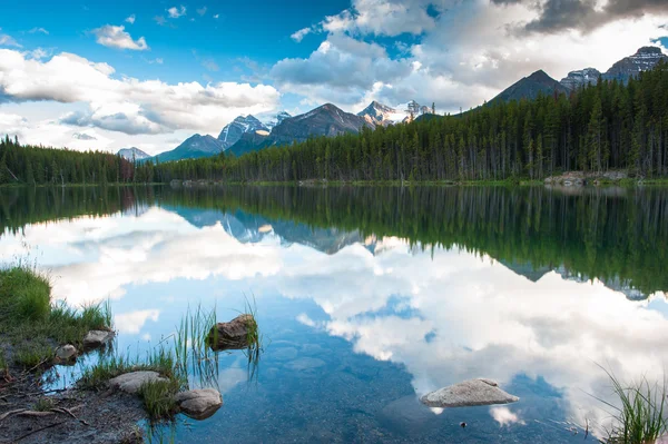 Mountain panorama from Herbert Lake — Stock Photo, Image