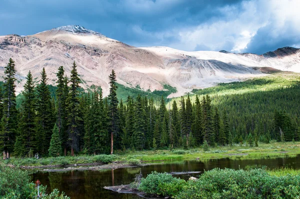 Horská krajina s jezírkem v národním parku banff — Stock fotografie