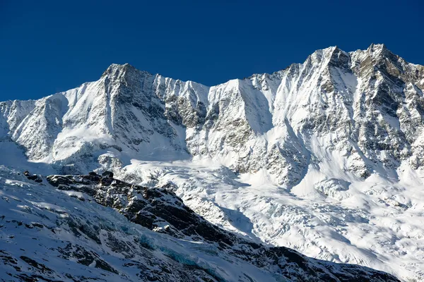 Dom 和 taeschorn 座山峰 — 图库照片