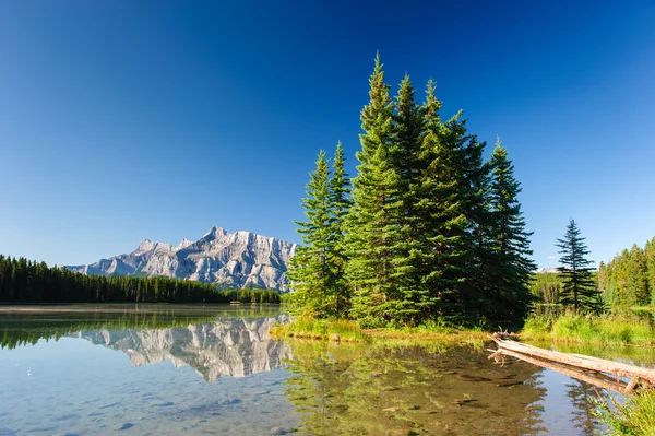 Mount rundle z kaskády rybníků — Stock fotografie