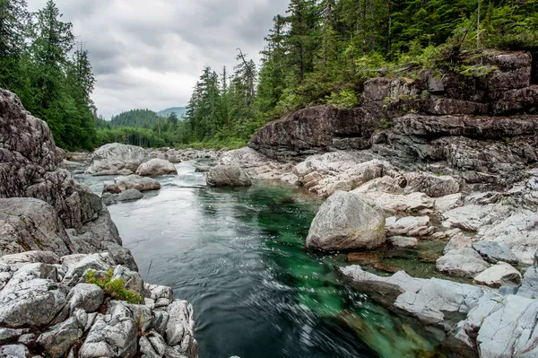 Río en Sutton Pass, Isla de Vancouver Fotos de stock