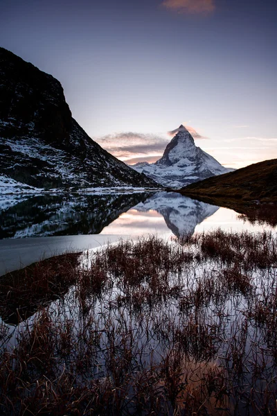 Matterhorn, a Riffelsee hegyi tó — Stock Fotó