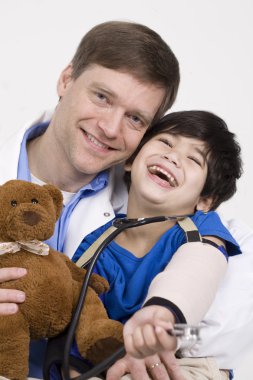 Onay sırasında küçük hasta ile oynayarak doktor