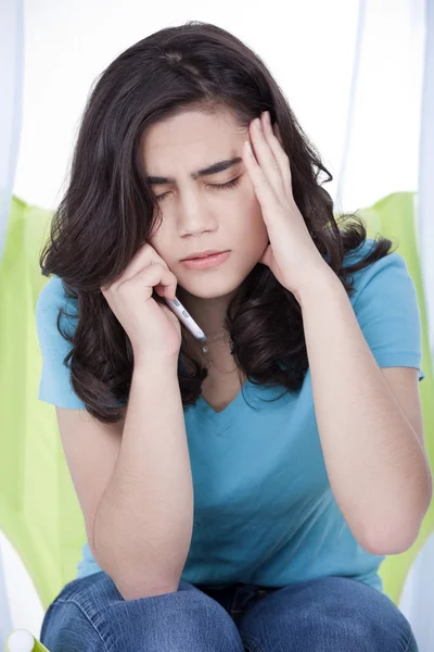 Teen flicka eller ung kvinna med stressande telefonsamtal — Stockfoto