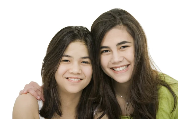 Zwei Schwestern zusammen, isoliert auf weiß — Stockfoto