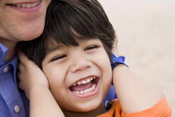 Vader en zoon samen lachen — Stockfoto