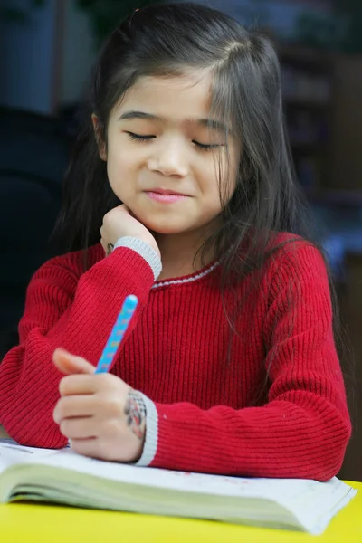 Criança fazendo seu dever de casa — Fotografia de Stock