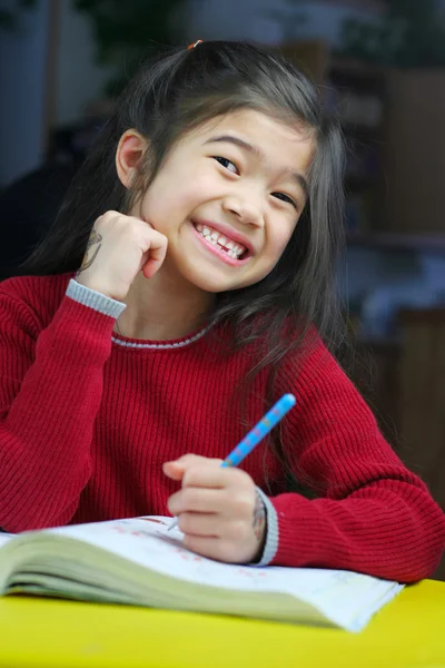 Kind doet haar huiswerk — Stockfoto