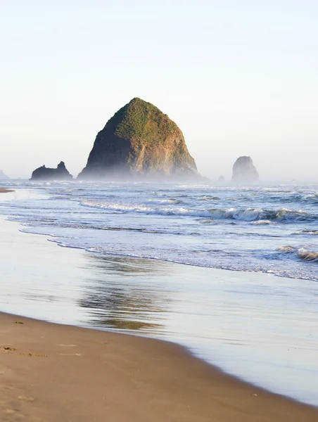 Krásný slunečný den v haystack rock v Seaside, oregon, nás — Stock fotografie