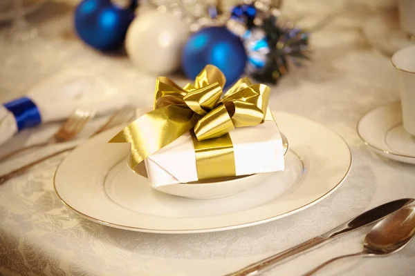 Elegante configuración de mesa de Navidad azul y blanco —  Fotos de Stock