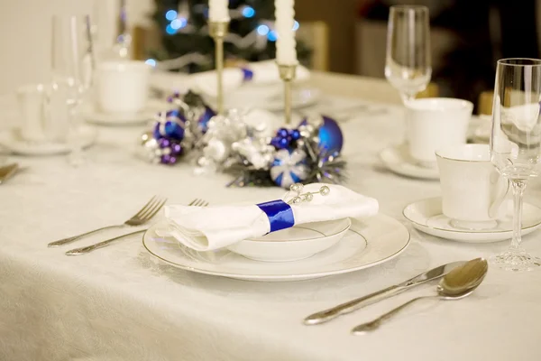 Elegante configuración de mesa de Navidad azul y blanco — Foto de Stock