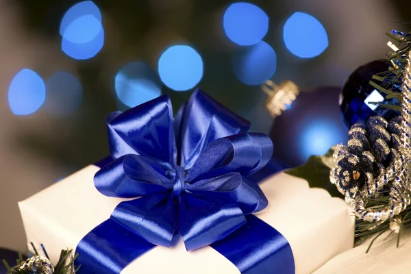 Weißes Geschenk mit blauen Bändern — Stockfoto