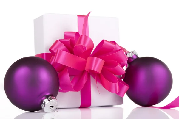 Regalo bianco e rosa — Foto Stock