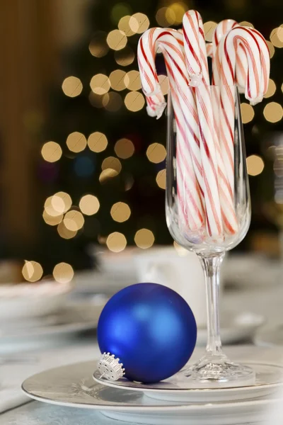 Bastoncini di zucchero e ornamenti sul tavolo da pranzo — Foto Stock