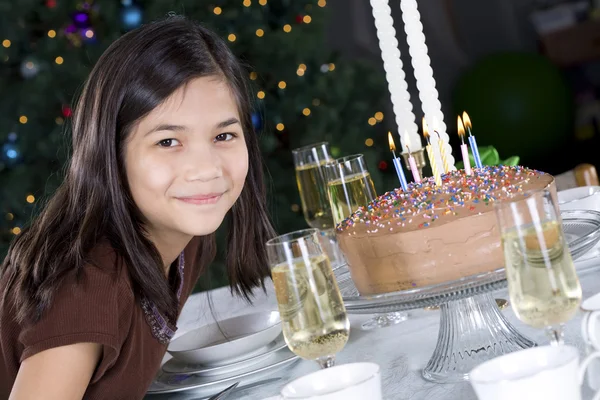 小さな女の子彼女のバースデー ケーキを吹き消すために準備ができているキャンドルします。 — ストック写真