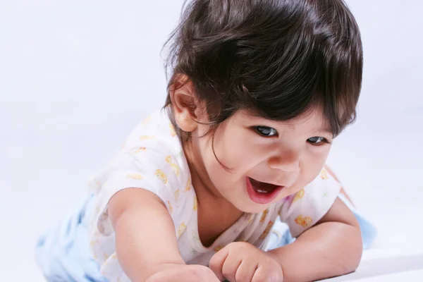 Feliz bebê sorrindo aprendendo a rastejar — Fotografia de Stock