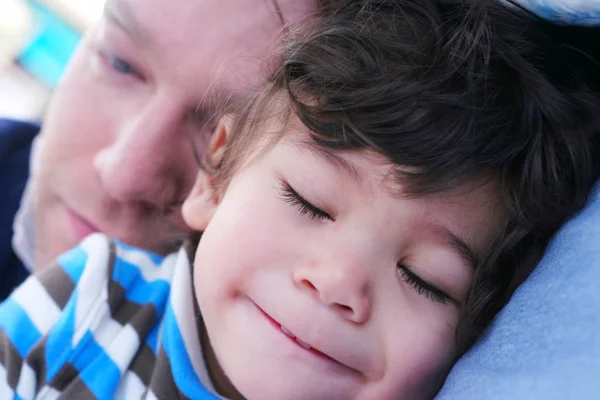 Beau bébé garçon prêt pour une sieste avec son papa . — Photo