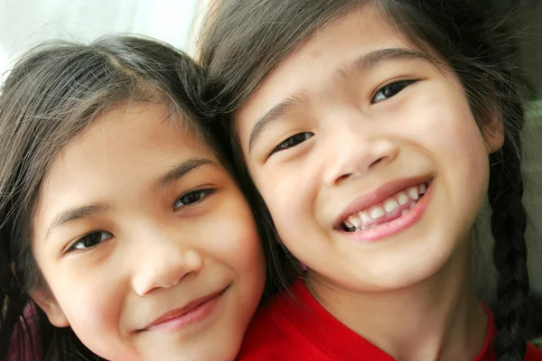 Duas irmãs sorrindo — Fotografia de Stock