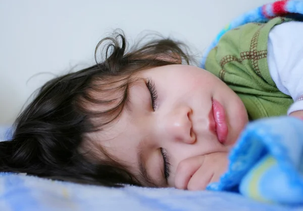 Прекрасный спящий мальчик — стоковое фото
