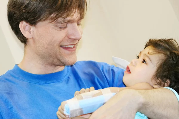 Pai segurando bebê doente no hospital — Fotografia de Stock