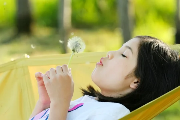 Bambino che soffia dente di leone — Foto Stock