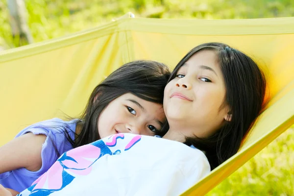 Two girls on a hammock — Stock Photo, Image