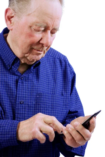 Пожилой человек с помощью современного мобильного телефона — стоковое фото