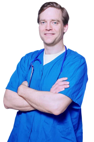 Guapo doctor sonriendo con los brazos cruzados — Foto de Stock