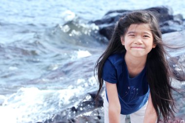 Göl kıyısında oynayan çocuk