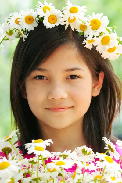 Petite fille avec couronne de marguerites — Photo