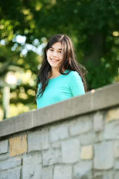 Jeune adolescente debout sur le pont — Photo