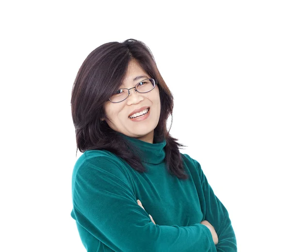 Självsäker leende asiatisk kvinna i grön skjorta, armarna korsade — Stockfoto