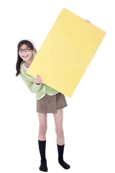 Chica en suéter verde sosteniendo signo amarillo en blanco — Foto de Stock