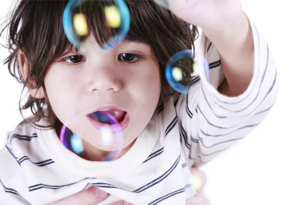 Bambino ragazzo giocare con bolle — Foto Stock