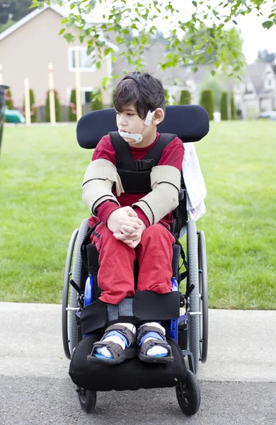 Niño discapacitado en silla de ruedas al aire libre — Foto de Stock