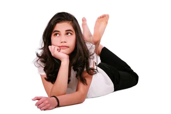 Vacker biracial tonåring flicka liggande på golvet avkopplande, letar upp — Stockfoto