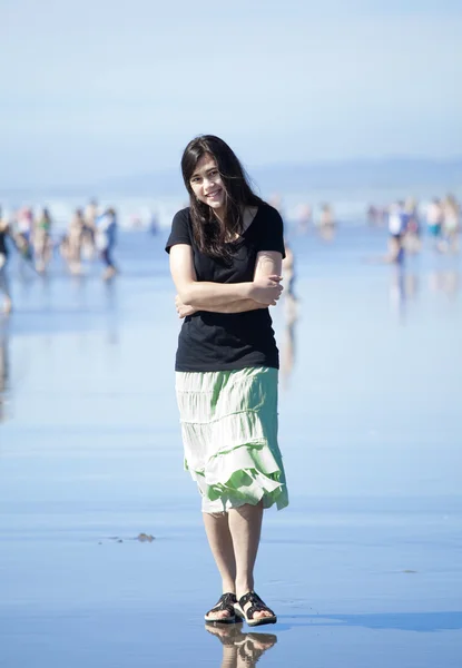 Beautiful biracial young woman or teen walking along beach by Pa — Stock Photo, Image