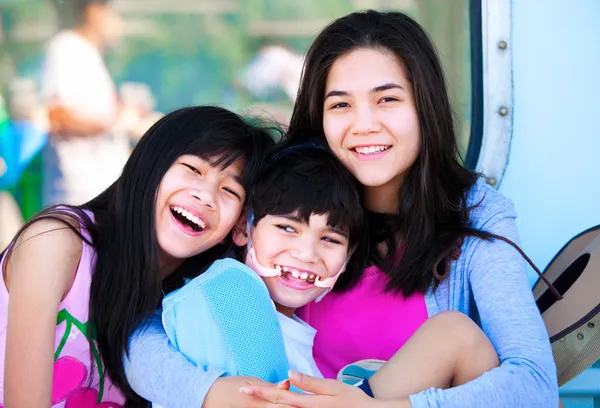 Due sorelle che si prendono cura del fratellino disabile — Foto Stock