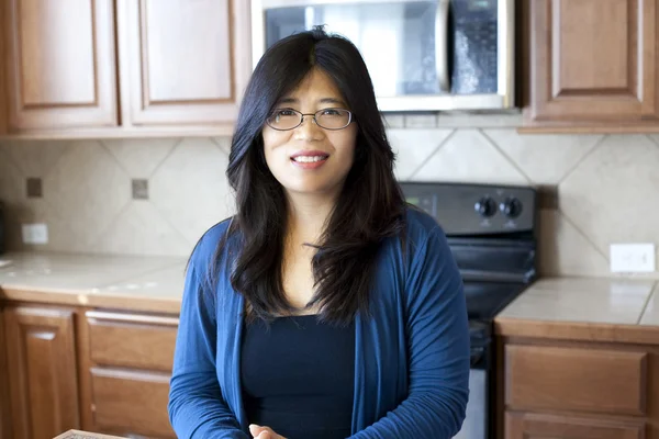 Belle femme asiatique au début des années quarante debout dans la cuisine — Photo