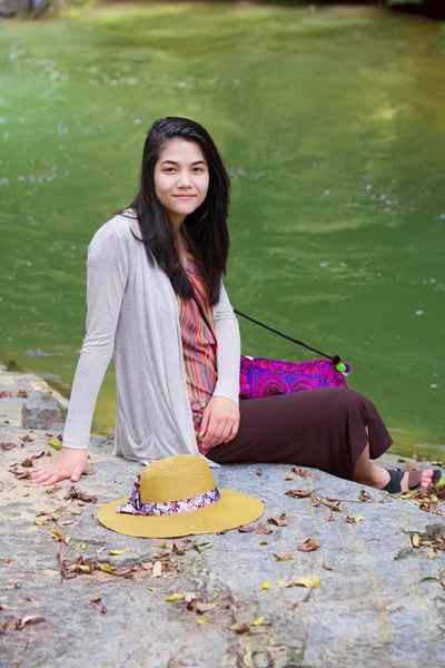 混血儿十几岁的女孩坐在 norhtern 泰国的一条河流 — 图库照片
