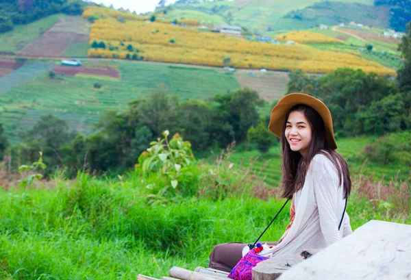 Teen girl sitting auf hangside von thailand — Stockfoto