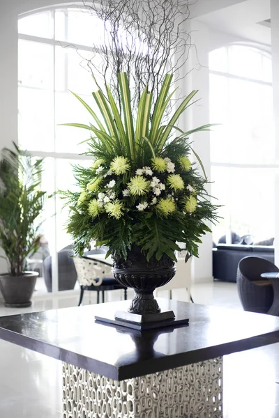 Beautiful flower arrangement in large foyer — Stock Photo, Image