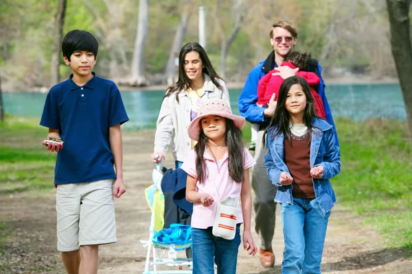 Familia caminando por sendero rural — Foto de Stock