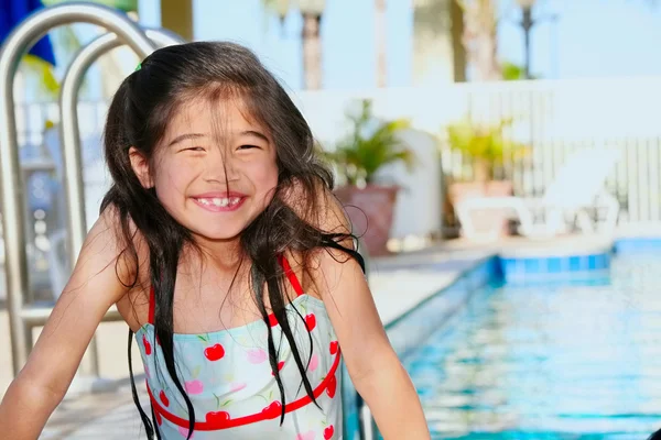 Kleines Mädchen am Pool — Stockfoto