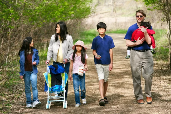 Familjen promenader längs land väg — Stockfoto