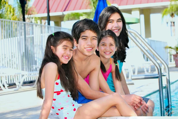 Quattro bambini a bordo piscina — Foto Stock