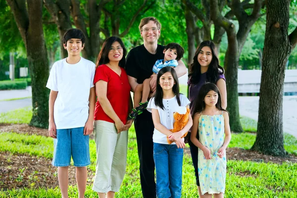 Grote multiraciale familie van zeven — Stockfoto