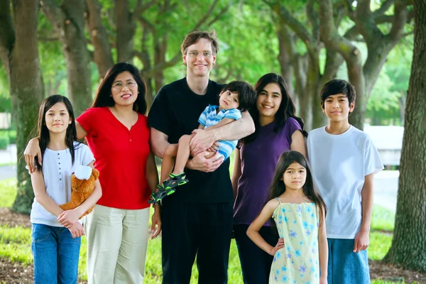 Große siebenköpfige multiethnische Familie — Stockfoto